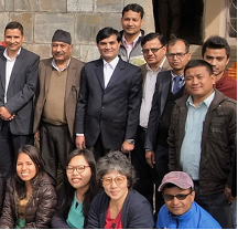 ネパールで従事した研修センターの人材育成事業のカウンターパートたちと研修中の記念撮影（前列右から2番目）