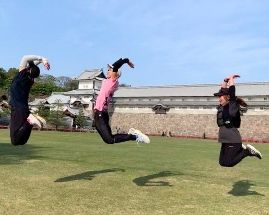 ウォーキング中や普段の生活の中で、CAREの「C」を作って撮影。