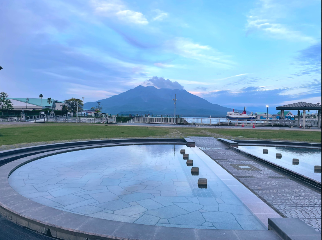 ウォーキング中や普段の生活の中で、CAREの「C」を作って撮影。