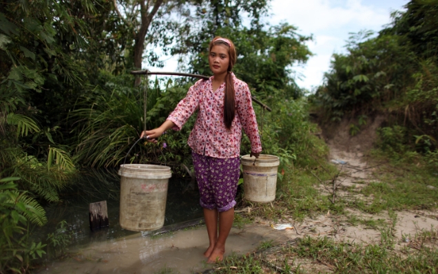 荷物を頭の上に乗せる女性