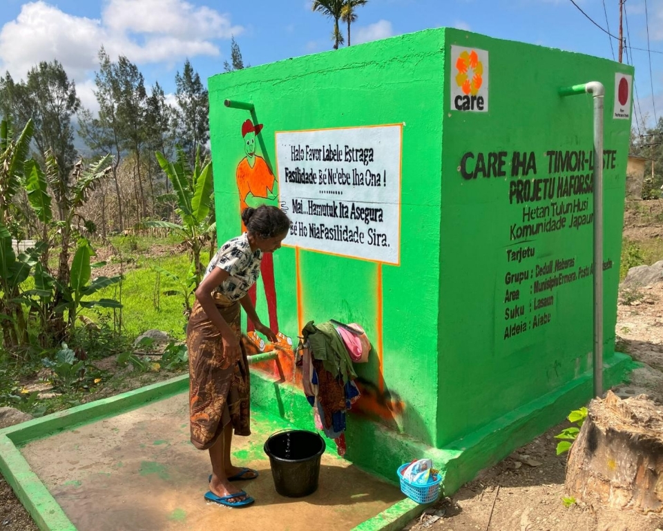 子どもを抱いてこちらを見る女性